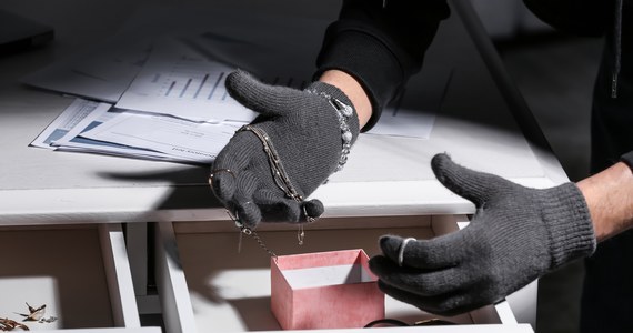 Policjanci z Gdańska poszukują złodzieja, który ostatniej nocy włamał się do sklepu jubilerskiego w centrum handlowym w Gdańsku Kiełpinku. Sprawca dostał się do środka przez dach. Ukradł biżuterię o nieustalonej jak dotąd wartości.