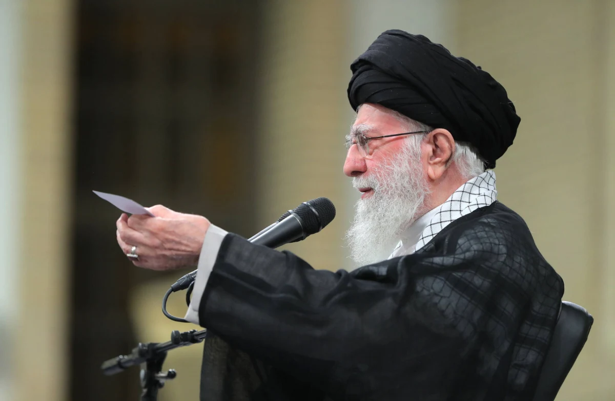 Najwyższy przywódca polityczny i duchowy Iranu ajatollah Ali Chamenei zagroził Izraelowi i USA "miażdżącą odpowiedzią" na ataki izraelskiej armii oraz jej sojuszników - podała w sobotę agencja AP. Polityk nie sprecyzował czasu ataku, ani jego zakresu.