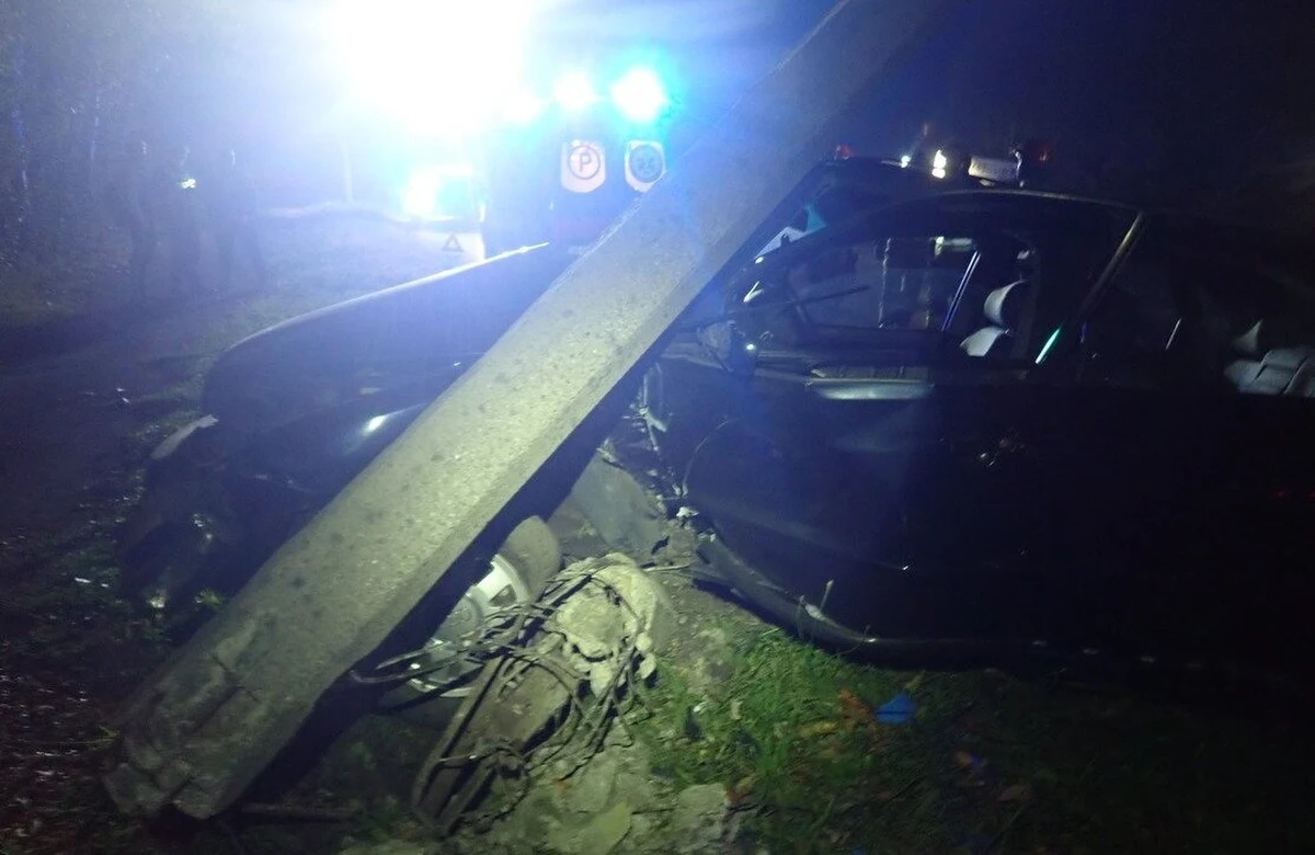 Do szpitala trafił siedzący na tylnym siedzeniu w audi młody chłopak po tym, jak jego 18-letni kolega z powodu nadmiernej prędkości uderzył w betonowy słup. Do zdarzenia doszło w Śląskiem - podała policja w piątek, dodając, że młodzi ludzie mieli naprawdę dużo szczęścia, że nie odnieśli poważniejszych obrażeń.