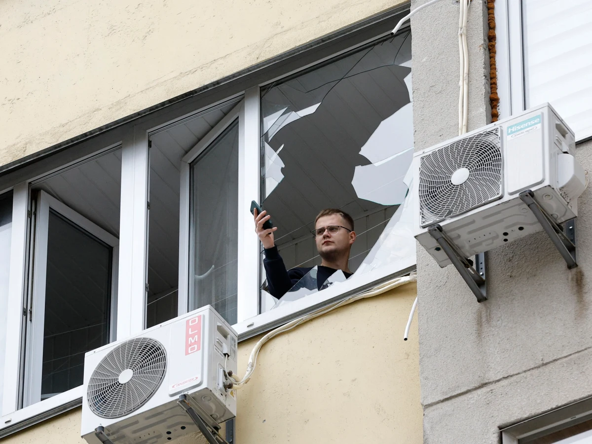 Rosjanie zaatakowali w nocy dronami Kijów. Atak na stolicę Ukrainy trwał ponad 5 godzin, do późnego poranka. Jedna osoba zginęła, uszkodzone zostały budynki w sześciu dzielnicach.