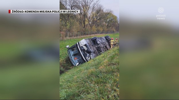 Wypadki i kraksy. To niespokojny weekend na polskich drogach. Na dolnośląskim odcinku autostrady A4 niedaleko Legnicy dachował autobus. Kierowca najprawdopodobniej zasnął. Policja apeluje, by przygotować się do powrotów z długiego weekendu, nie jechać na zmęczeniu i rozkładać trasę na odcinki. Materiał dla "Wydarzeń" przygotował Marcin Piotr Wrona.