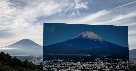 Na ikonicznej górze Japonii - Fuji wciąż nie ma śniegu. Jest to najdłuższy okres bez pokrywy śnieżnej na szczycie od początku prowadzenia zapisów 130 lat temu. Śnieg na stokach najwyższej góry Japonii zazwyczaj pojawia się już na początku października. Jednak do tej pory jak go nie było, tak nie ma.