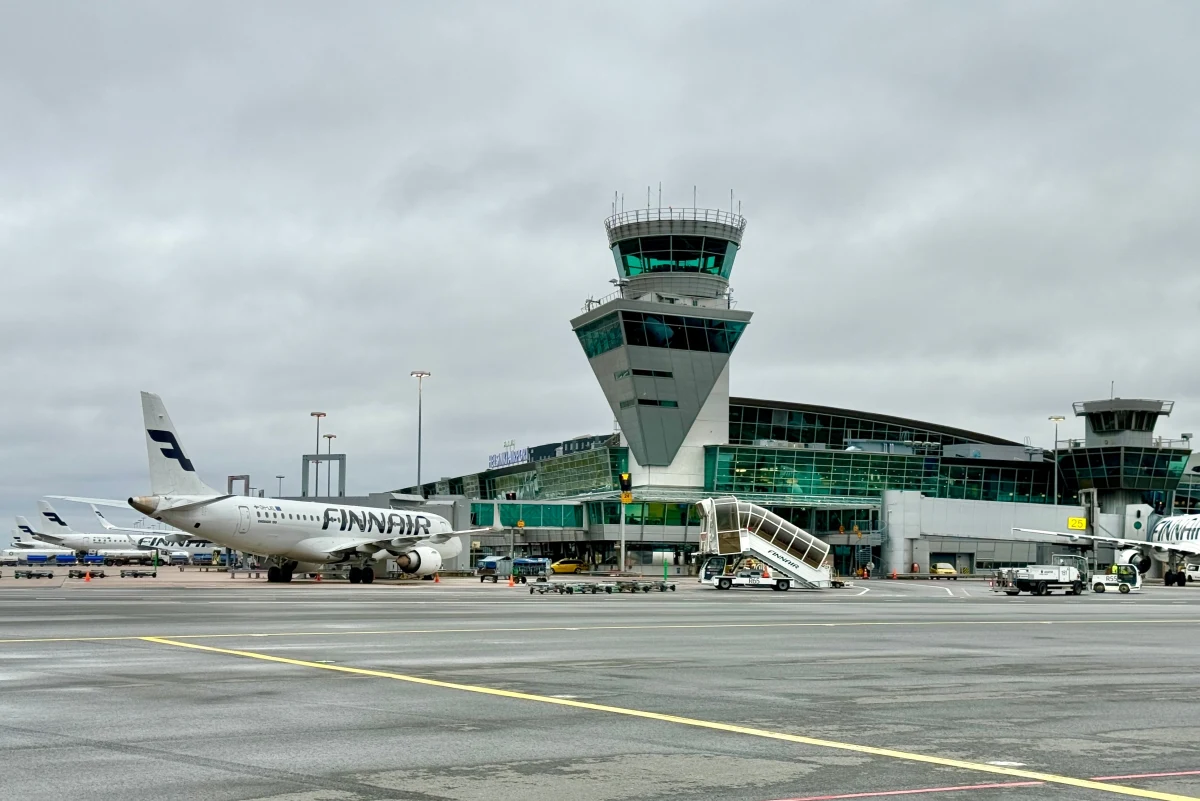 Do tragicznego wypadku doszło w sobotę na lotnisku Helsinki-Vantaa podczas odholowywania samolotu. Pracownik obsługi naziemnej znalazł się między kadłubem a pojazdem do opróżniania toalet samolotowych. Został zmiażdżony.