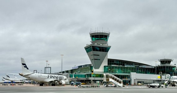 Do tragicznego wypadku doszło w sobotę na lotnisku Helsinki-Vantaa podczas odholowywania samolotu. Pracownik obsługi naziemnej znalazł się między kadłubem a pojazdem do opróżniania toalet samolotowych. Został zmiażdżony.