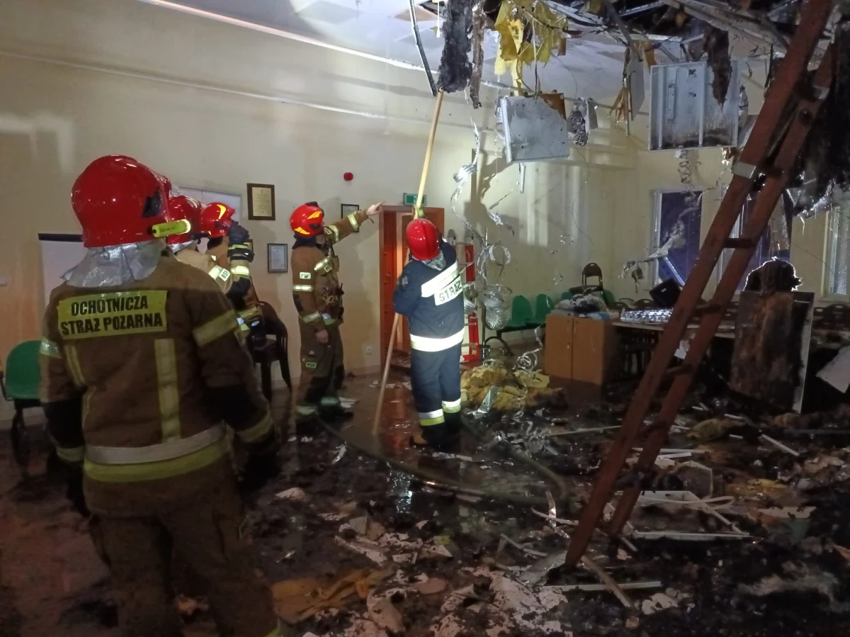 W budynku Urzędu Skarbowego w Kartuzach (woj. pomorskie) w nocy z soboty na niedzielę wybuchł pożar. Spłonął m.in. dach. Pracownicy US straty oszacowali na 2 mln zł.