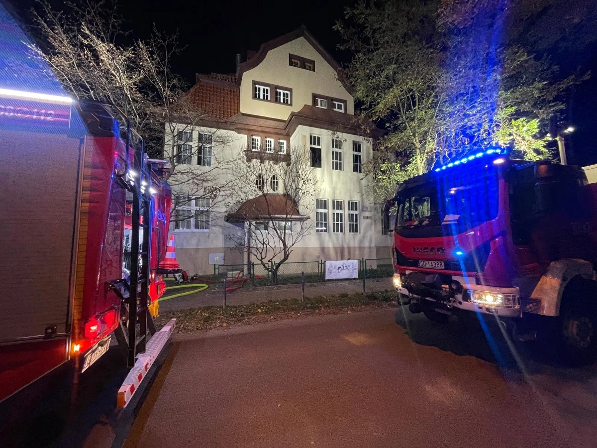 Ogień pojawił się w nocy z soboty na niedzielę w budynku przy ul. Bohaterów Getta Warszawskiego w Gdańsku. Strażacy ewakuowali 18 mieszkańców, kilku z nich czekało na pomoc na balkonie.