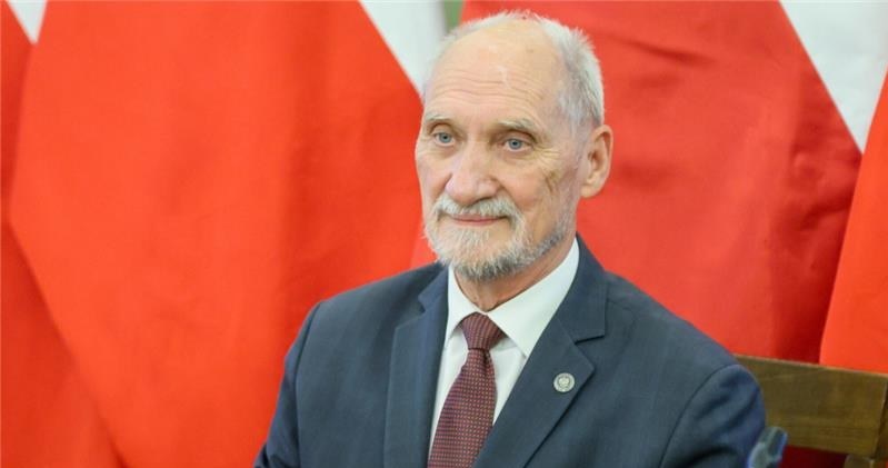  Kontrowersyjny przejazd po Warszawie. Macierewicz odpowiada na zarzuty