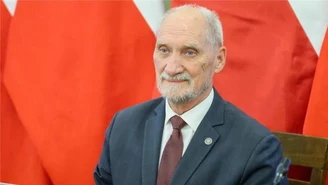 Kontrowersyjny przejazd po Warszawie. Macierewicz odpowiada na zarzuty