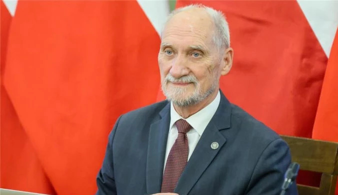 Kontrowersyjny przejazd po Warszawie. Macierewicz odpowiada na zarzuty