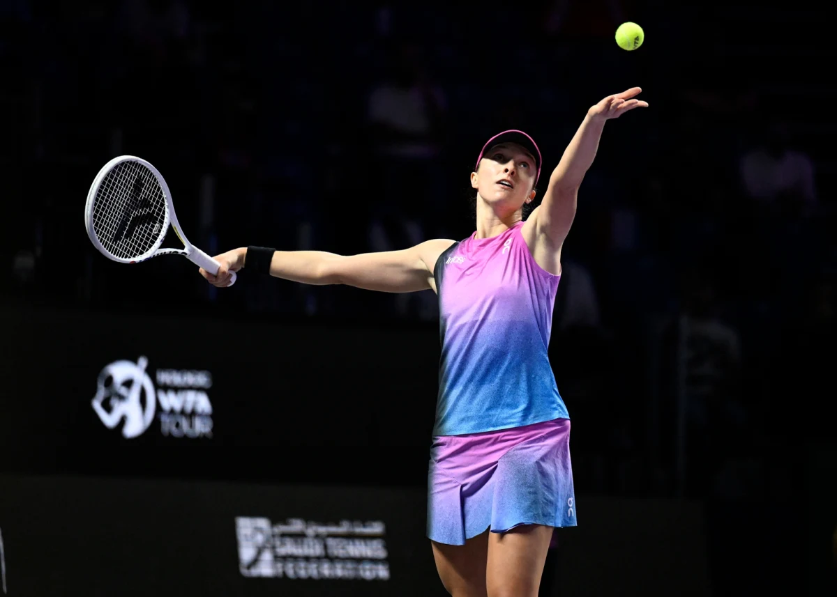Iga Świątek pokonała Barborę Krejcikovą w pierwszym meczu grupowym w turnieju WTA Finals w Rijadzie. Czeszka podyktowała polskiej tenisistce bardzo trudne warunki.
