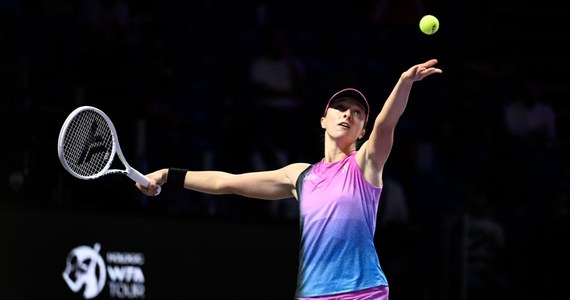 Iga Świątek pokonała Barborę Krejcikovą w pierwszym meczu grupowym w turnieju WTA Finals w Rijadzie. Czeszka podyktowała polskiej tenisistce bardzo trudne warunki.
