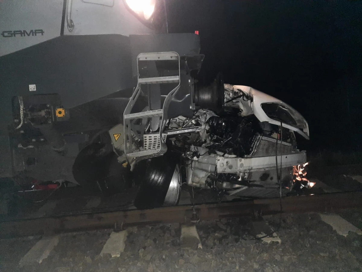 W Karwicy Mazurskiej w powiecie piskim samochód osobowy wjechał pod pociąg. Autem jechało 5 osób. Wszyscy zginęli. Służby wojewody warmińsko-mazurskiego sprecyzowały w poniedziałek, że ofiary to 3 osoby dorosłe: 63-letni mężczyzna, dwie kobiety w wieku 62 i 29 lat oraz dwoje dzieci w wieku 6 i 3 lat. W poniedziałek odbywają się kolejne przesłuchania świadków tragicznego wypadku.