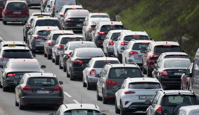 Polacy wracają z długiego weekendu. Na niektórych drogach długie korki