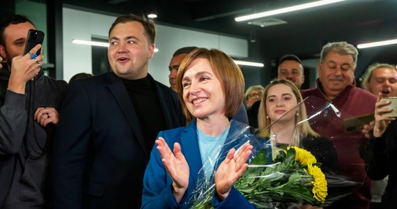 Maia Sandu po raz drugi wygrała wybory prezydenckie w Mołdawii. W poniedziałek rano, po zliczeniu głosów z 99,7 proc. komisji, Sandu ma 55,36 proc. poparcia w II turze głosowania. "Daliście lekcję demokracji" - powiedziała do swoich wyborców Sandu, która jako główny cel swoich rządów wskazuje dążenie Mołdawii do UE oraz zacieśnienie kontaktów z Zachodem. Jej oponent Alexandr Stoianoglo, kandydat prorosyjskiej partii socjalistów, wezwał wszystkich, by "zachowali spokój". "Demokracja to przede wszystkim dojrzałość w obliczu wyników" - oświadczył.