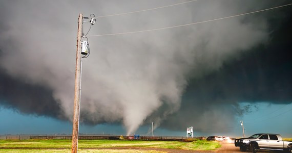 Miasto Oklahoma City i jego okolice nawiedziło w niedzielę co najmniej sześć tornad. Kilkanaście osób zostało rannych. Na razie nie ma zgłoszeń o ofiarach śmiertelnych.