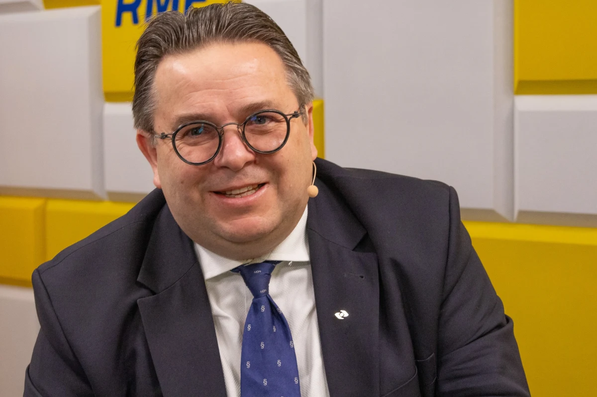 „Posłanka Paulina Matysiak kłamie. Nie pokazała żadnego nazwiska osoby w ciąży, którą rzekomo spółka miała zwolnić” – mówił Marcin Wojewódka, p.o. prezesa Zarządu PKP Cargo w restrukturyzacji, który był gościem Porannej rozmowy w RMF FM. Zapytany o słabe w ostatnich miesiącach wyniki spółki, odparł, że ta "zapaść to wynik braku kontraktów zawieranych przez poprzedników". 