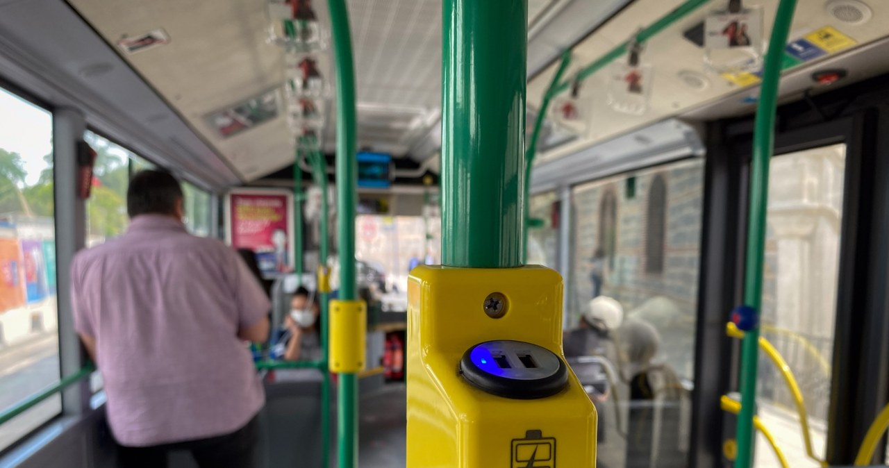 Pewien, 18letni, pasażer, autobusu, Malezji, zmarł, podłączył, swój, telefon, ładowania, Podczas, korzystania, pokładowego, gnia Ładował telefon w autobusie i zmarł. Tego nie rób z ładowarką