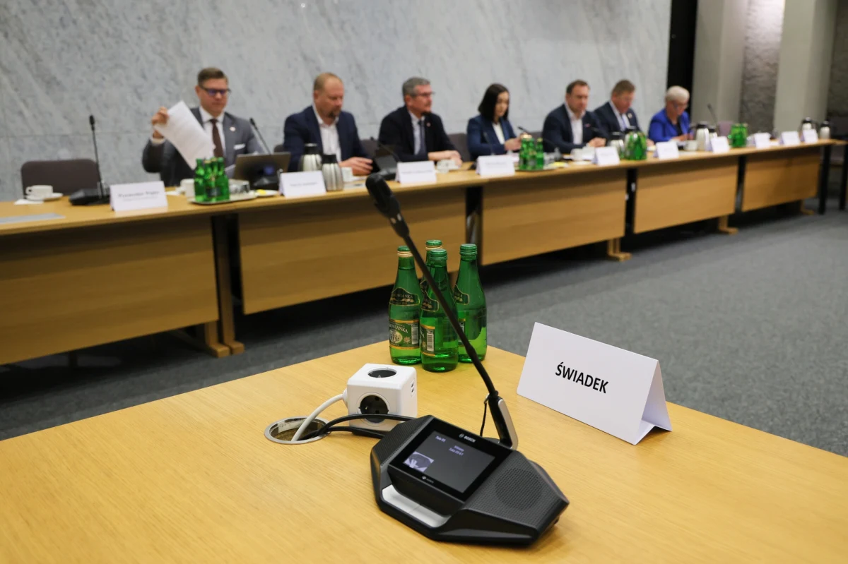 Były szef Ministerstwa Sprawiedliwości Zbigniew Ziobro po raz czwarty nie stawił się przed sejmową komisją śledczą ds. Pegasusa. Jak poinformowano, Ziobro nie usprawiedliwił nieobecności. W związku z tym komisja zwróci się do prokuratora generalnego z wnioskiem w sprawie uchylenia immunitetu byłemu ministrowi sprawiedliwości oraz wyrażenia przez Sejm zgody na zatrzymanie i przymusowe doprowadzenie go na przesłuchanie.