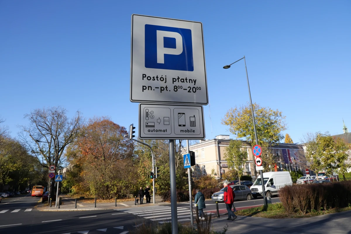 Poniedziałek, 4 listopada, jest pierwszym dniem, w którym kierowcy poruszający się po Warszawie będą musieli zapłacić za parking w nowych miejscach. Strefa płatnego parkowania została bowiem rozszerzona o Saską Kępę i Kamionek. Mieszkańcy tych dzielnic mogą skorzystać ze specjalnych abonamentów.