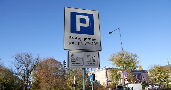 Poniedziałek, 4 listopada, jest pierwszym dniem, w którym kierowcy poruszający się po Warszawie będą musieli zapłacić za parking w nowych miejscach. Strefa płatnego parkowania została bowiem rozszerzona o Saską Kępę i Kamionek. Mieszkańcy tych dzielnic mogą skorzystać ze specjalnych abonamentów.