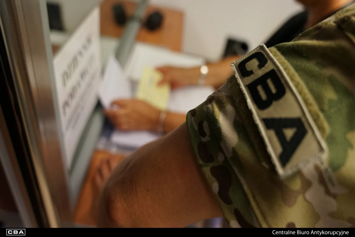 Funkcjonariusze CBA zabezpieczyli dokumentację na dostawę i montaż billboardów promocyjnych w ramach śledztwa dotyczącego nadużyć oraz działania na szkodę Lasów Państwowych. Doszło do naruszenia przepisów ustawy Prawo zamówień publicznych - przekazało Centralne Biuro Antykorupcyjne w poniedziałek.