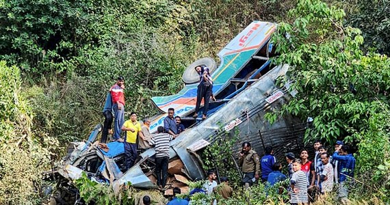 Co najmniej 36 osób zginęło, a wiele zostało rannych po tym, jak w poniedziałek rano autokar stoczył się do głębokiego wąwozu w stanie Uttarakhand w północnych Indiach - powiadomił portal dziennika "Times of India". Przyczyna wypadku nie jest na razie znana.