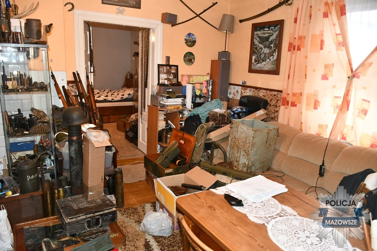 Do 10 lat więzienia grozi 48-latkowi, który na jednej z działek w miejscowości Augustów na Mazowszu przechowywał pociski, granaty, amunicję i broń. To jednak nie wszystko. Za domem mężczyzna zakopał w ziemi 7 worków z trotylem o łącznej wadze około 300 kilogramów. "Został tymczasowo aresztowany" - poinformowała policja w poniedziałek.