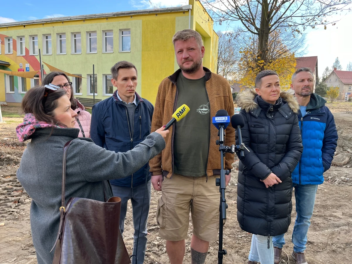 Przedsiębiorcy z zalanych terenów na Dolnym Śląsku mają dość. Mówią, że dużo się im obiecuje, ale mało robi. Skarżą się, że wciąż nie doczekali się pomocy. W samej gminie Stronie Śląskie poszkodowanych biznesów jest blisko 200. Przedsiębiorcy zawiązali więc stowarzyszenie "Razem dla Regionu Śnieżnik" aby wspólnie walczyć o swoje interesy. 