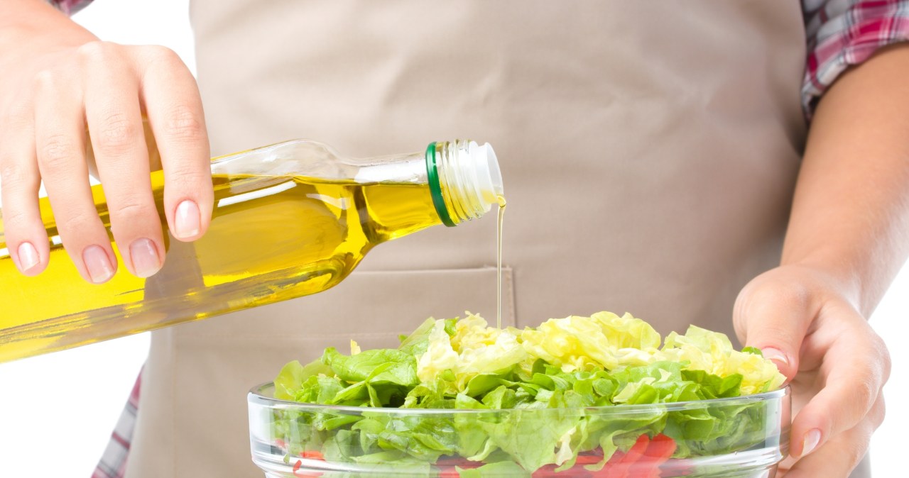 Seniorze, do sałatki dodaj obowiązkowo. Wzmocni działanie warzyw