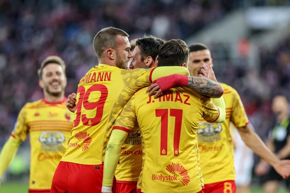 Trzy mecze pomiędzy drużynami z Ekstraklasy czekają nas w 1/8 finału piłkarskiego Pucharu Polski. Jagiellonia i Legia trafiły na rywali spoza Ekstraklasy. Interesująco wyglądać może rywalizacja dwóch pierwszoligowych zespołów. Polonia Warszawa trafiła bowiem na broniącą trofeum Wisłę Kraków. Trzecioligowcy, którzy ciągle pozostali w grze, a więc Sandecja Nowy Sącz i Unia Skierniewice, zagrają z Puszczą Niepołomice i Ruchem Chorzów.