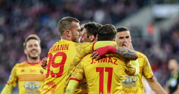 Trzy mecze pomiędzy drużynami z Ekstraklasy czekają nas w 1/8 finału piłkarskiego Pucharu Polski. Jagiellonia i Legia trafiły na rywali spoza Ekstraklasy. Interesująco wyglądać może rywalizacja dwóch pierwszoligowych zespołów. Polonia Warszawa trafiła bowiem na broniącą trofeum Wisłę Kraków. Trzecioligowcy, którzy ciągle pozostali w grze, a więc Sandecja Nowy Sącz i Unia Skierniewice, zagrają z Puszczą Niepołomice i Ruchem Chorzów.