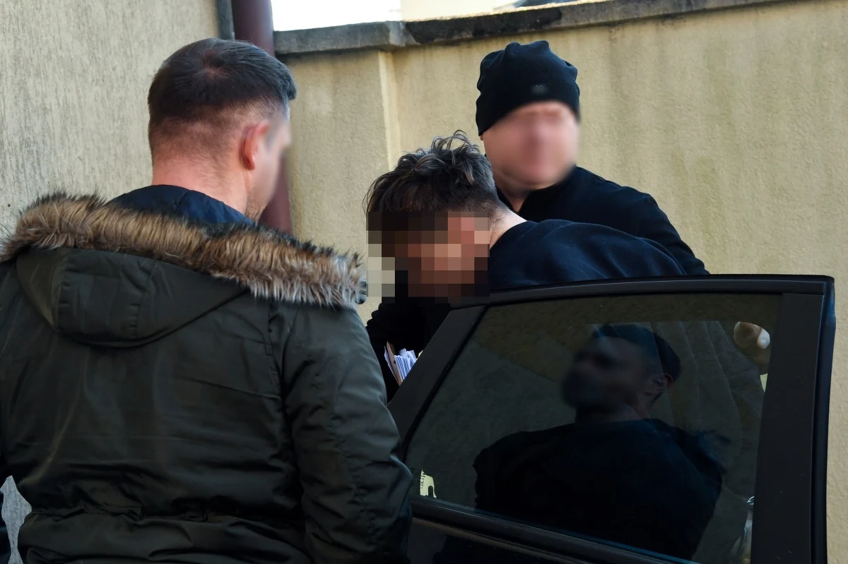 Trzy zarzuty usłyszał 20-letni Oskar I., który wjechał w grupę sześciu osób. W wypadku zginął żołnierz WOT, a pięć osób trafiło do szpitala. Mężczyzna został tymczasowo aresztowany na dwa miesiące. Do wypadku doszło w nocy z soboty na niedzielę w Słupsku w Pomorskiem.