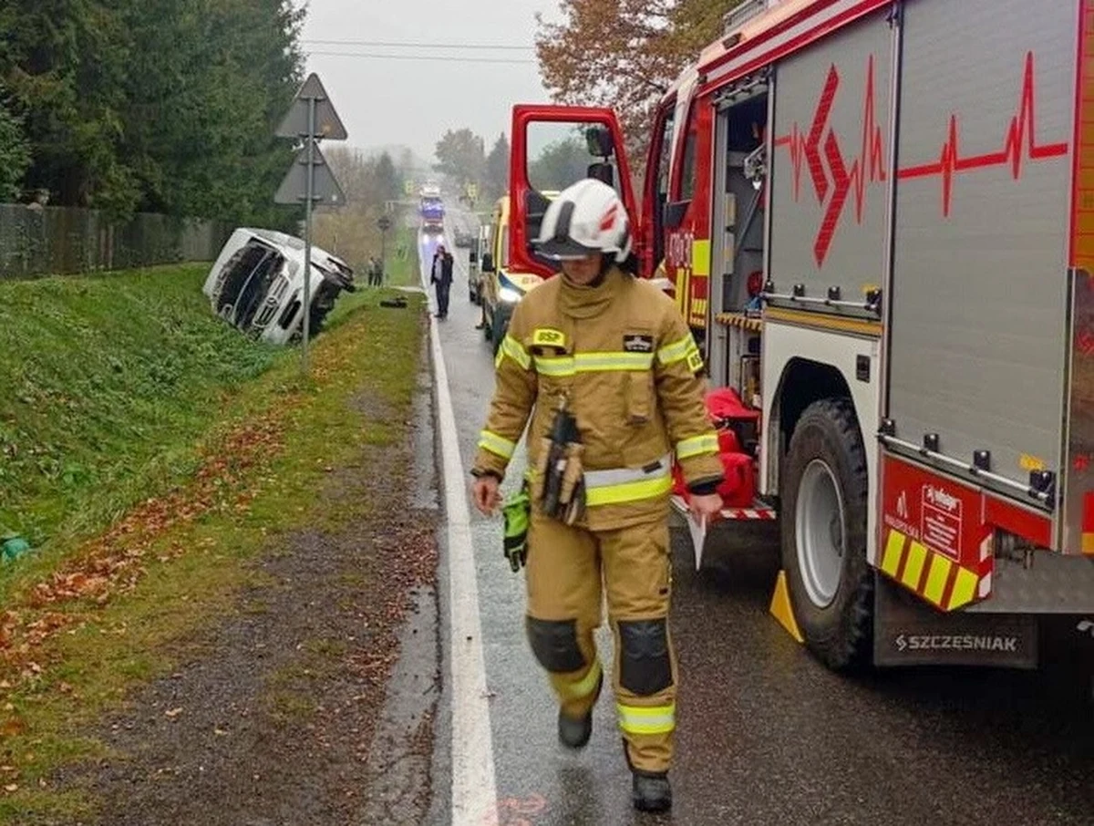 Szkolny bus, przewożący 13 dzieci, zderzył się z samochodem osobowym. Do wypadku doszło w poniedziałek po południu w Rudniku w powiecie myślenickim (Małopolskie). W zdarzeniu ucierpiały dwie dziewczynki.