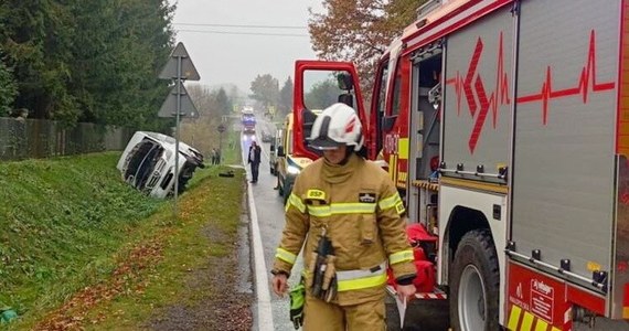 Szkolny bus, przewożący 13 dzieci, zderzył się z samochodem osobowym. Do wypadku doszło w poniedziałek po południu w Rudniku w powiecie myślenickim (Małopolskie). W zdarzeniu ucierpiały dwie dziewczynki.