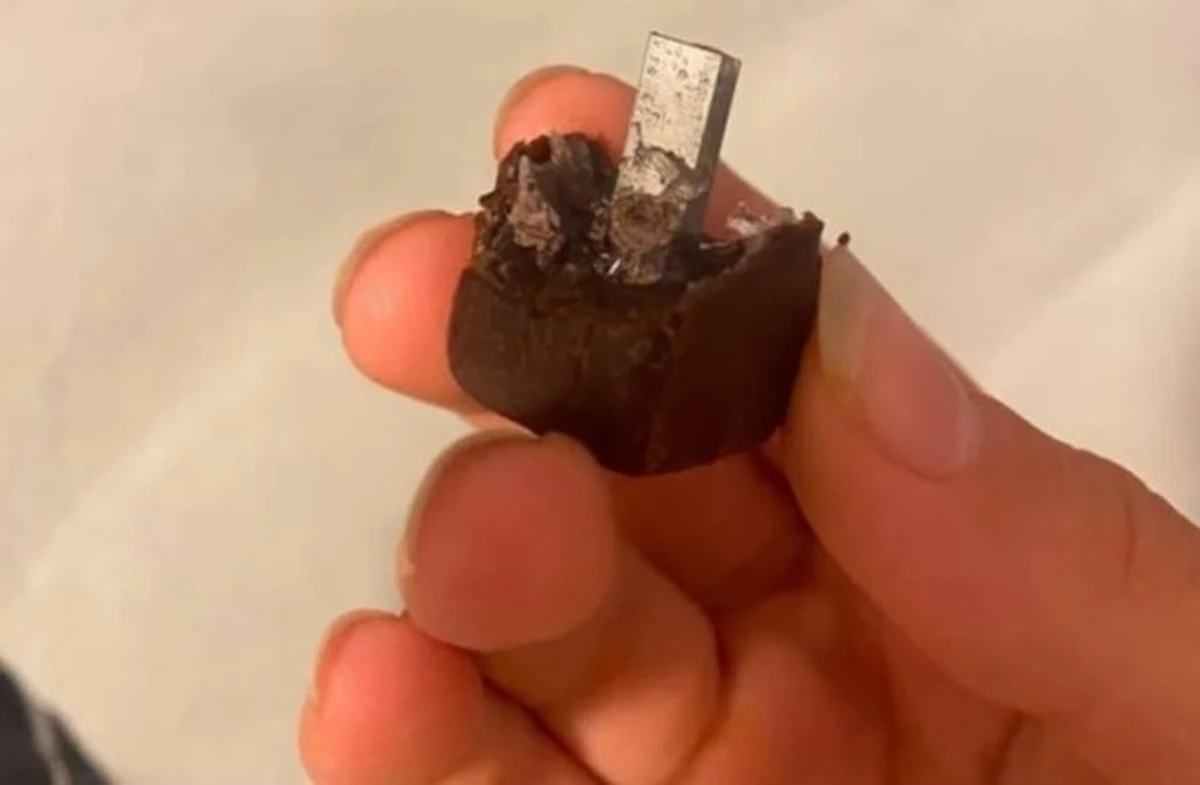 Policjanci ze Starogardu Gdańskiego w Pomorskiem pod nadzorem prokuratury prowadzą dochodzenie w kierunku narażenia na niebezpieczeństwo. To pokłosie kolejnych zgłoszeń o niebezpiecznych przedmiotach wbitych w cukierki, które dzieci zbierały podczas Halloween.