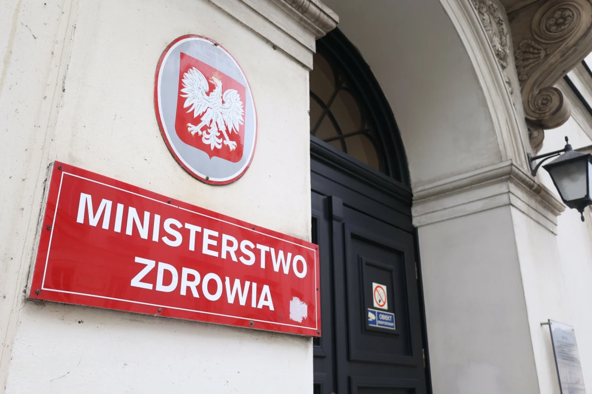 Ministerstwo Zdrowia przesuwa o pół roku wejście w życie budzącego emocje rozporządzenia w sprawie dostępu do rehabilitacji w szpitalach i w domach. Taka decyzja została ogłoszona w czasie dzisiejszego spotkania ze środowiskiem fizjoterapeutów.
