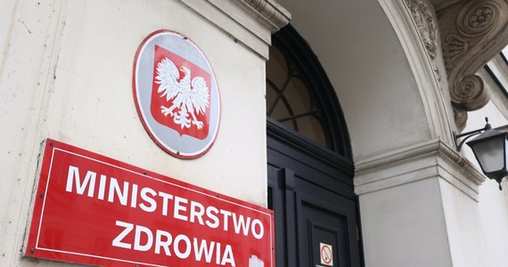 Ministerstwo Zdrowia przesuwa o pół roku wejście w życie budzącego emocje rozporządzenia w sprawie dostępu do rehabilitacji w szpitalach i w domach. Taka decyzja została ogłoszona w czasie dzisiejszego spotkania ze środowiskiem fizjoterapeutów.