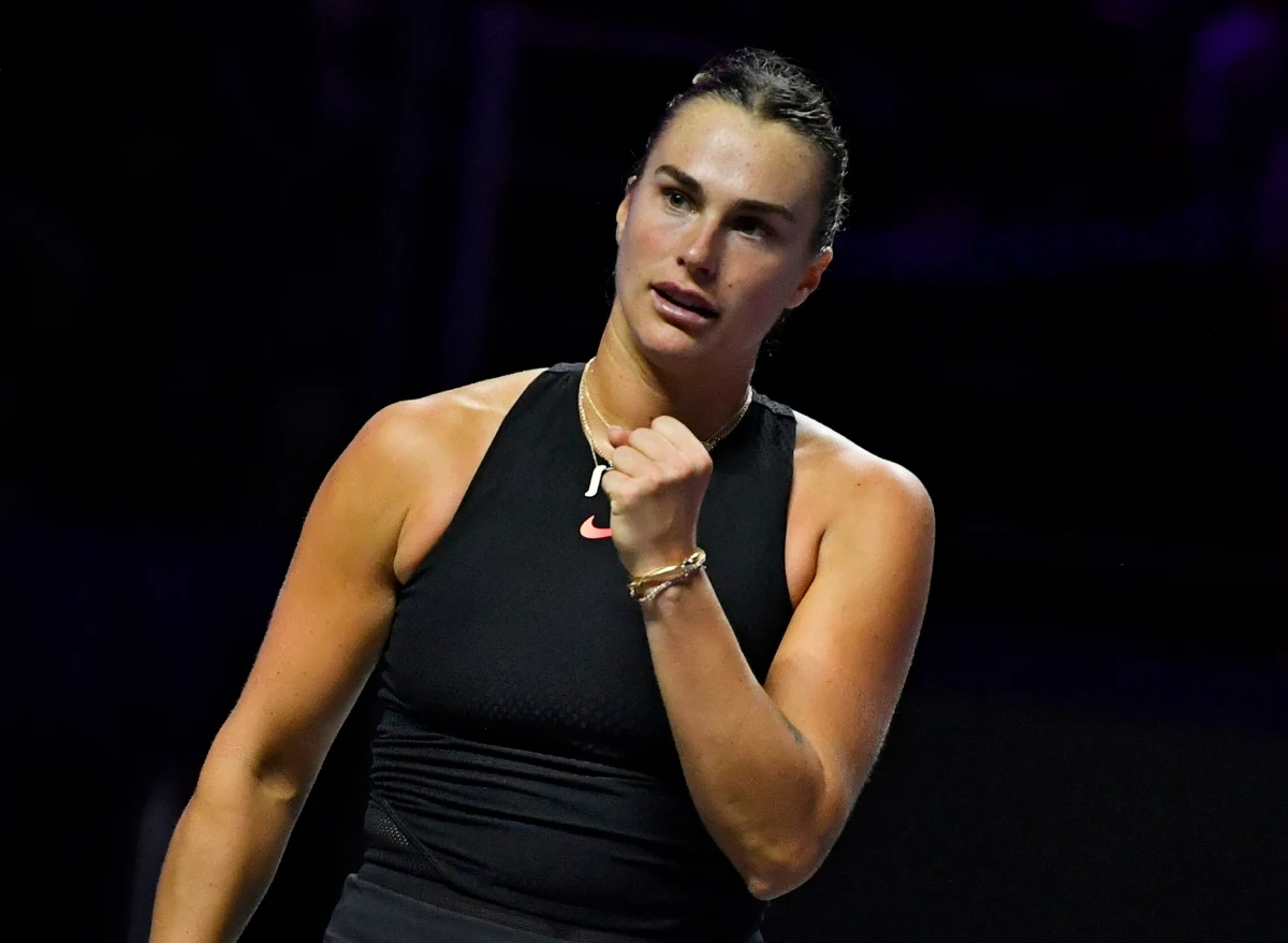 Liderka światowego rankingu Białorusinka Aryna Sabalenka pokonała Włoszkę Jasmine Paolini 6:3, 7:5 w 2. kolejce Grupy Fioletowej turnieju WTA Finals w Rijadzie i jest już pewna awansu do półfinału. Szansę wyjścia z grupy straciła natomiast reprezentantka Kazachstanu Jelena Rybakina.