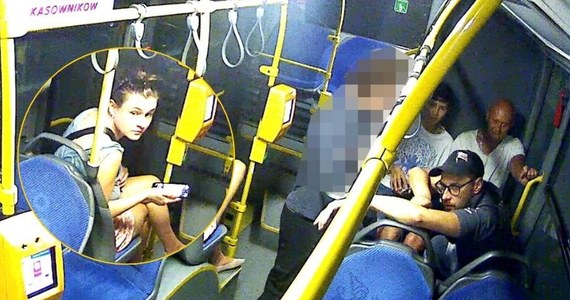 Krakowska policja szuka czterech osób, które pod koniec sierpnia pobiły mężczyznę w miejskim autobusie. Do ataku doszło w okolicy Błoń. 