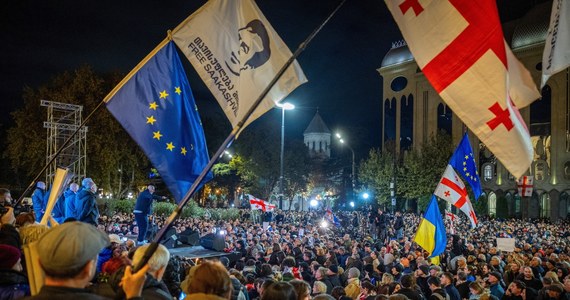 Gruzińska opozycja na demonstracji w centrum Tbilisi ogłosiła codzienne akcje protestu w związku z wynikami wyborów parlamentarnych, których nie uznaje. Na manifestacji była obecna szwedzka aktywistka Greta Thunberg.