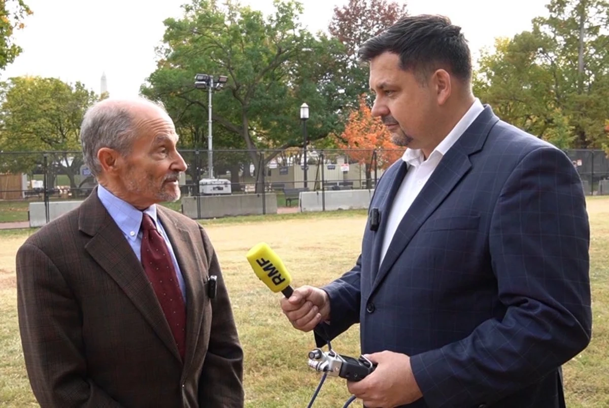 "Mam nadzieję, że to będzie święto demokracji" - powiedział Daniel Fried, były ambasador USA w Polsce, a obecnie ekspert Atlantic Council, o wyborach prezydenckich w Stanach Zjednoczonych. Amerykański korespondent RMF FM Paweł Żuchowski rozmawiał z nim w wygrodzonym dodatkowym płotem parku przed Białym Domem. Dookoła właściciele sklepów i restauracji pozabijali witryny deskami w obawie przed wybuchem zamieszek. 