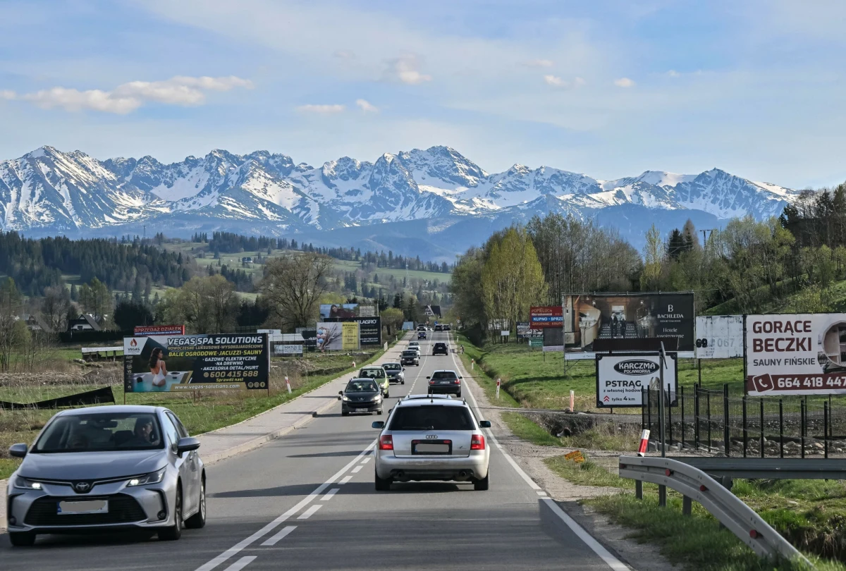 Samorząd województwa małopolskiego kończy prace przy audycie krajobrazowym. Zawiera on m.in. rekomendacje dotyczące likwidacji reklam wielkopowierzchniowych przy drodze Kraków-Zakopane. Do tej pory na taki krok zdecydowało się miasto Nowy Targ, a w jego ślady poszła Gmina Wiejska Nowy Targ.