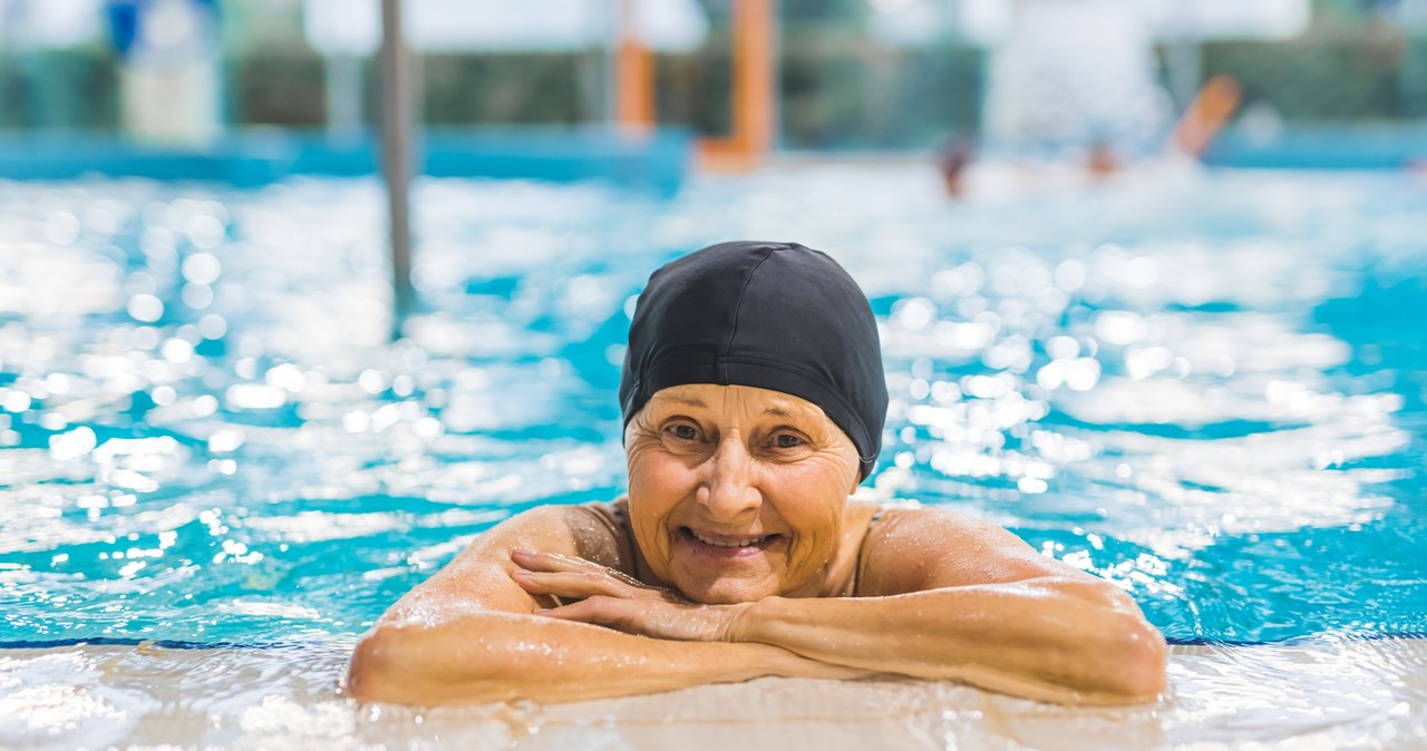 ​Wzmacnia odporność i kondycję, nie obciążając stawów. To najlepszy sport dla seniorów