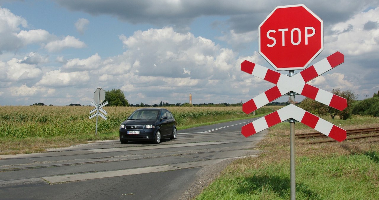 Znaki "STOP” znikną z przejazdów kolejowych. PKP twierdzi, iż są zbędne