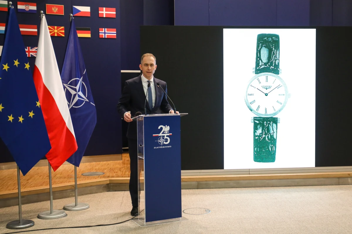 Prokuratura Okręgowa w Warszawie chce, by byłe urzędniczki MON Agnieszka G. oraz Jolanta L. odpowiedziały za przekroczenie uprawnień w związku z kupnem przez jedną z nich zegarka z publicznych pieniędzy - dowiedział się dziennikarz RMF FM Krzysztof Zasada.