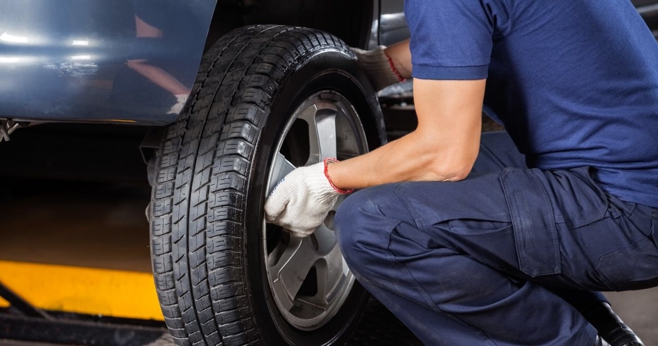 ADAC przetestował 16 opon. Trzy wypadły słabo, jedna może być niebezpieczna