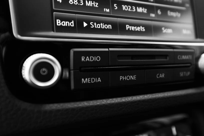 Ile wyniesie mandat za radio w aucie. Znamy stawki na 2026 rok