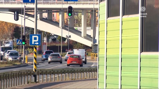 Kierowca uciekał przed patrolem, niszcząc po drodze inne auta, bo wiózł ze sobą narkotyki. Funkcjonariuszom udało się go zatrzymać na obwodnicy Trójmiasta. O scenach jak z kina akcji - w materiale dla "Wydarzeń" - Anna Gonia-Kuc. 