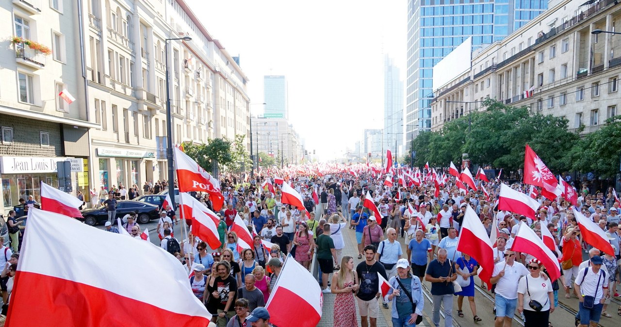 listopada, obchodzimy, Narodowe, Święto, Niepodległości, jedno, najważniejszych, świąt, państwowych, Polsce, Jest, dzień, wolny, Pójdziesz na paradę, ale czy zrobisz zakupy? Sprawdź, czy 11 listopada jest dniem wolnym od pracy