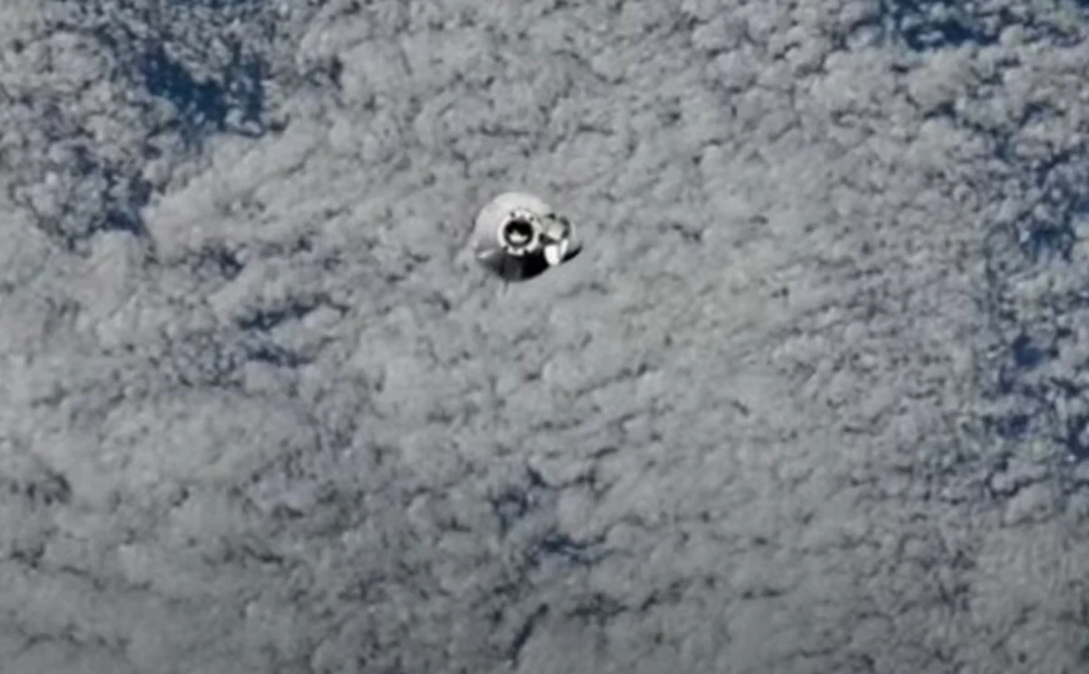 Załoga Międzynarodowej Stacji Kosmicznej otrzyma dziś przesyłkę z Ziemi. Trwa transmisja dokowania statku towarowego firmy Space X Dragon, który dostarczy na orbitę blisko 3 tony żywności, sprzętu i materiałów do eksperymentów naukowych. Cumowanie planowane było przed godziną 16 czasu polskiego. Dragon został wystrzelony z Centrum Kosmicznego im. Kennedy'ego NASA na Florydzie na pokładzie rakiety Falcon 9. Misja oznaczona jako CRS-31 to 31 komercyjna misja zaopatrzeniowa SpaceX na zlecenie NASA. 